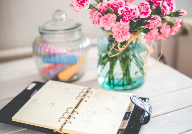 personal-organizer-and-pink-flowers-on-desk-6374 personal-organizer-and-pink-flowers-on-desk-6374